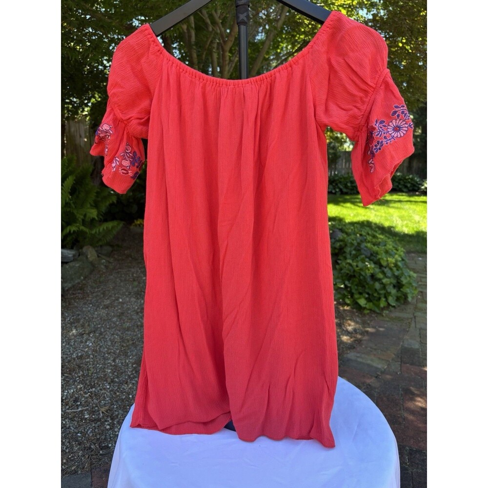 Rebellion Again Short Sleeve Peasant Red Top W/Blue Embroidered Flowers Women M - Picture 3 of 7